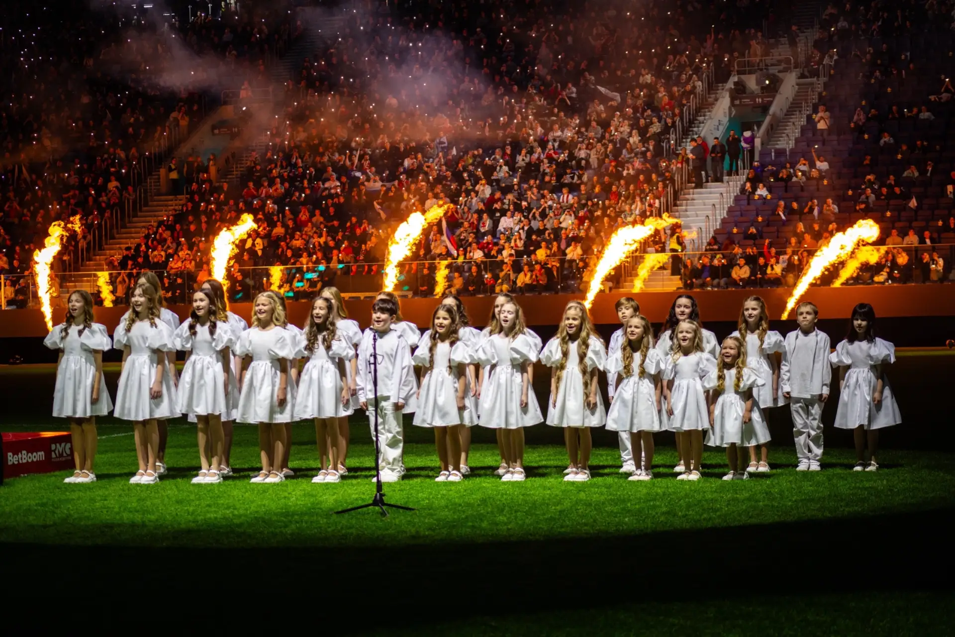 Открытие матча ⚽  Волонтёры Победы Санкт-Петербурга вышли на поле стадиона «Газпром Арена», чтобы ра