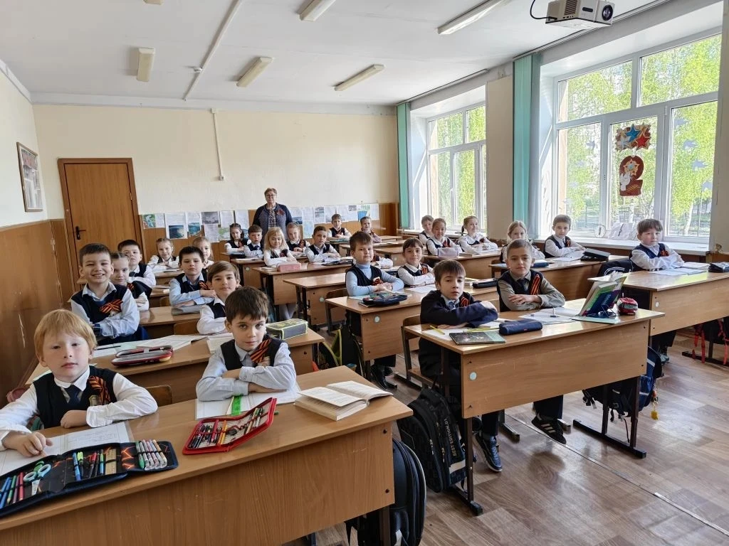 🎗Физико-математический лицей № 93 принимает участие во Всероссийской акции «Георгиевская ленточка». 