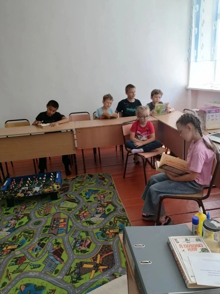 Сегодня на летней площадке ребята слушали легенды народов мира, собирали русские пословицы, играли, 