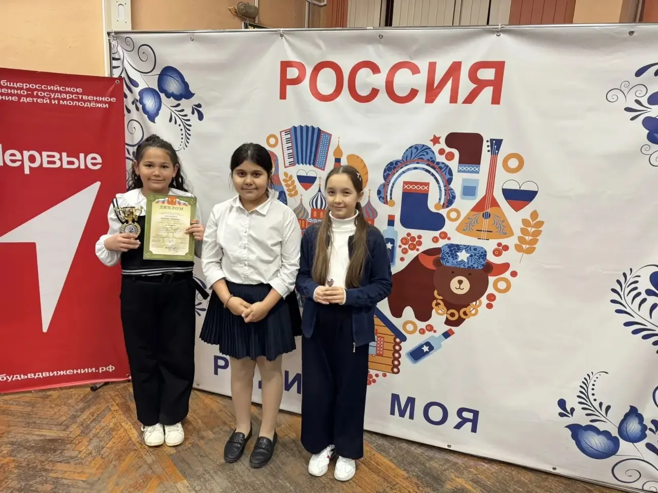 #ВотЭтоКЛАСС

Кажется, только вчера мы стояли у крыльца школы с огромными рюкзаками, которые были бо
