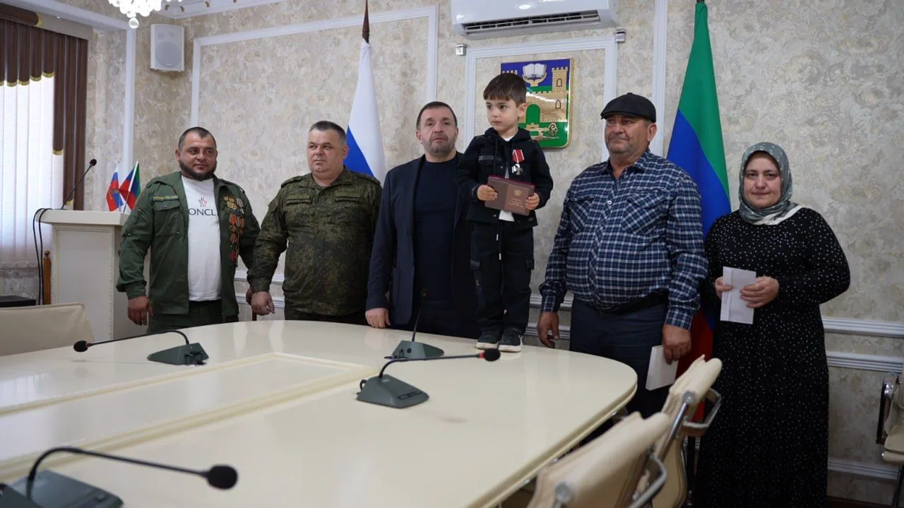В мэрии Хасавюрта состоялась церемония передачи государственной награды семье военнослу...