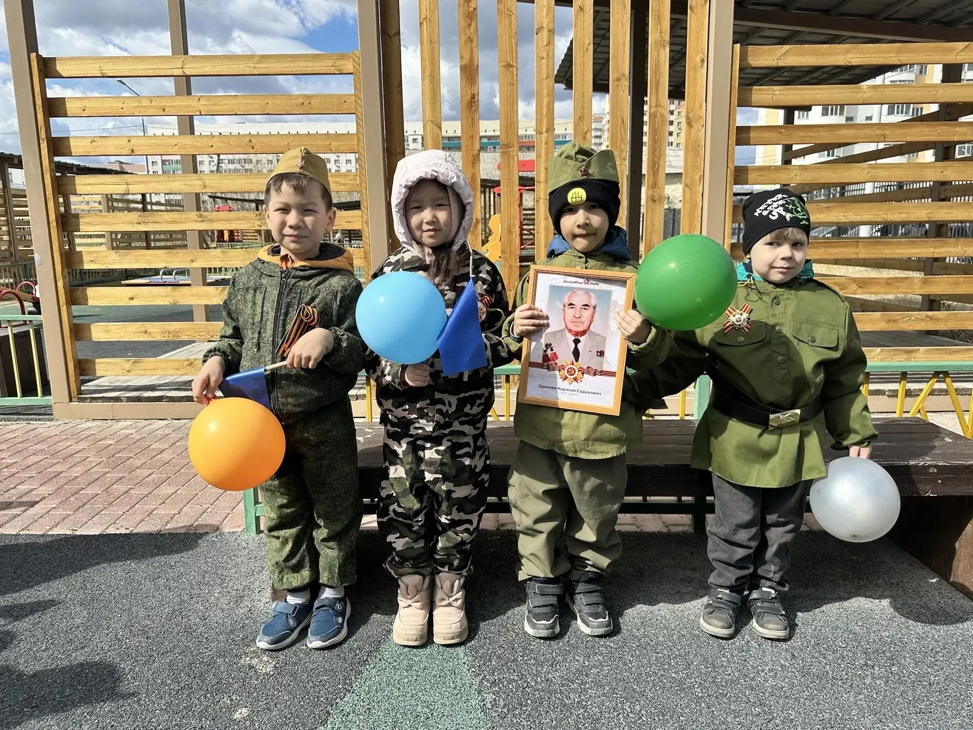 🌸 Воспитанники старших групп прошли парадом «Бессмертный полк»🌸
