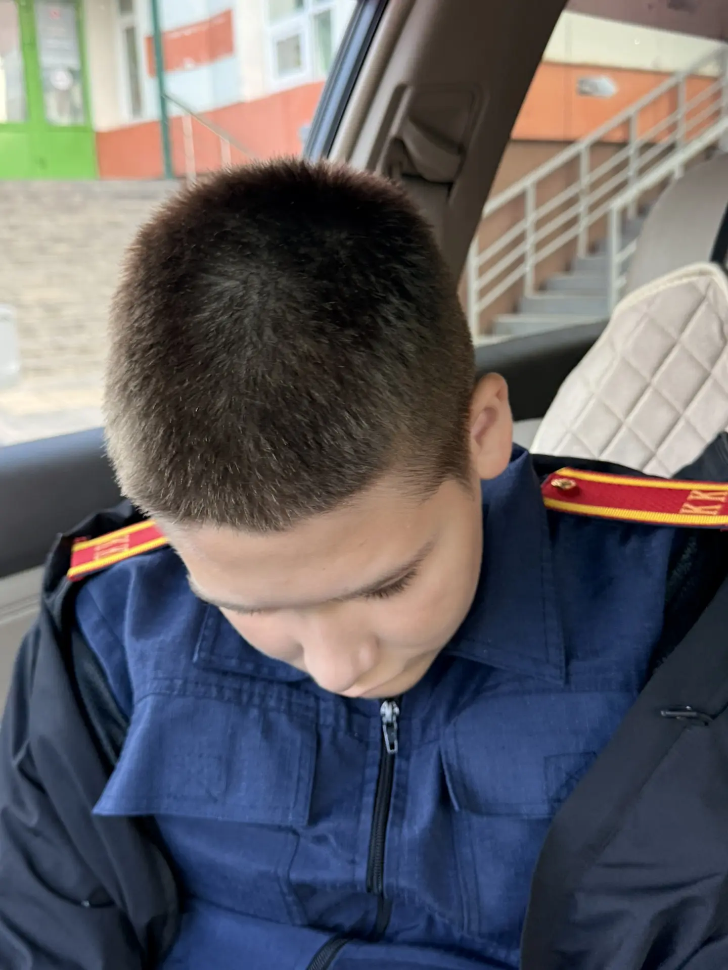 Просто одноразовые погоны делают 😣 он носит рюкзак на плече и срывает их , неужели не ...