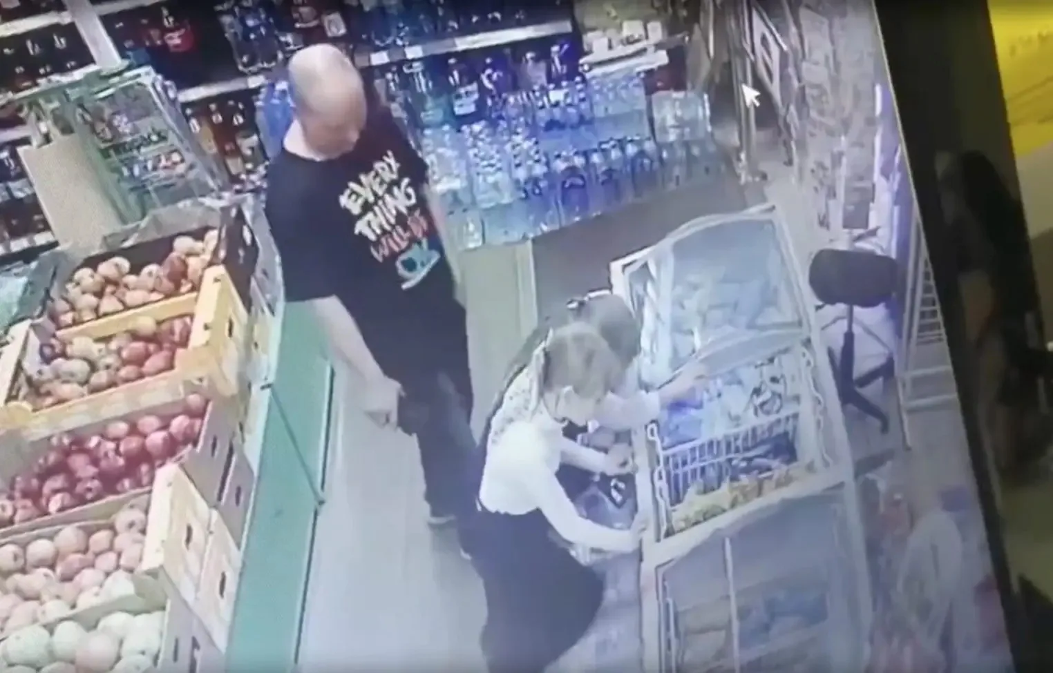 🤯🤯🤯 Вся Кострома обсуждает странного мужчину, заглядывающего под юбки к маленьким девочкам   В Костр