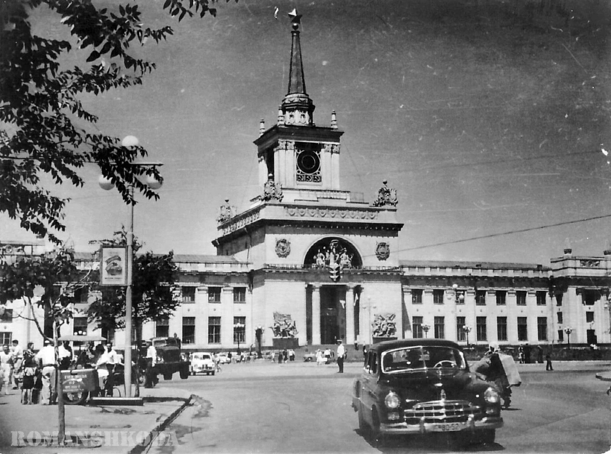 Вокзал в 50-е. На фасаде написано "Сталинград". В 1961 году эту надпись убрали, заменив...
