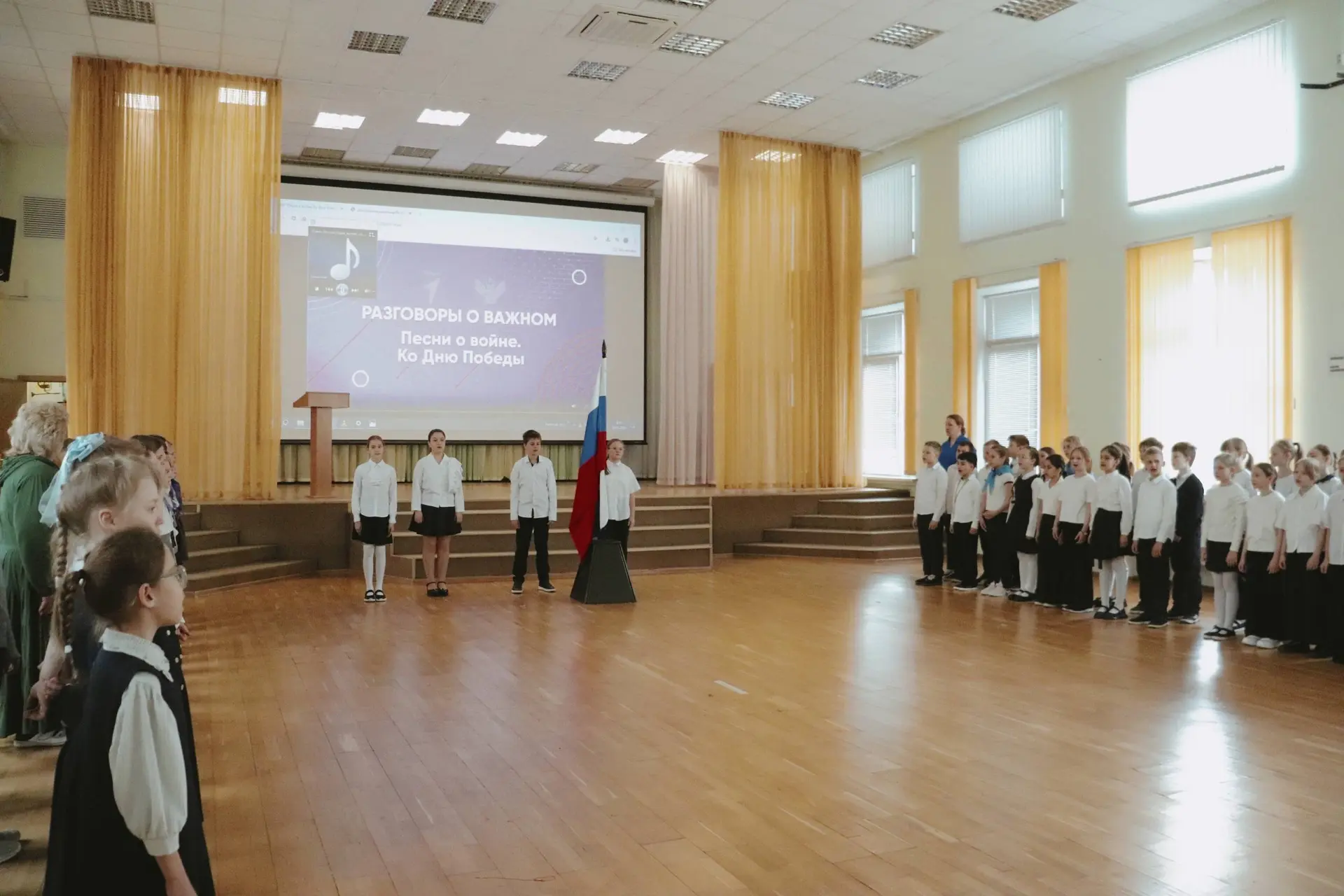 🇷🇺  Неделя в школе традиционно началась с торжественной церемонии поднятия Государственного флага Ро