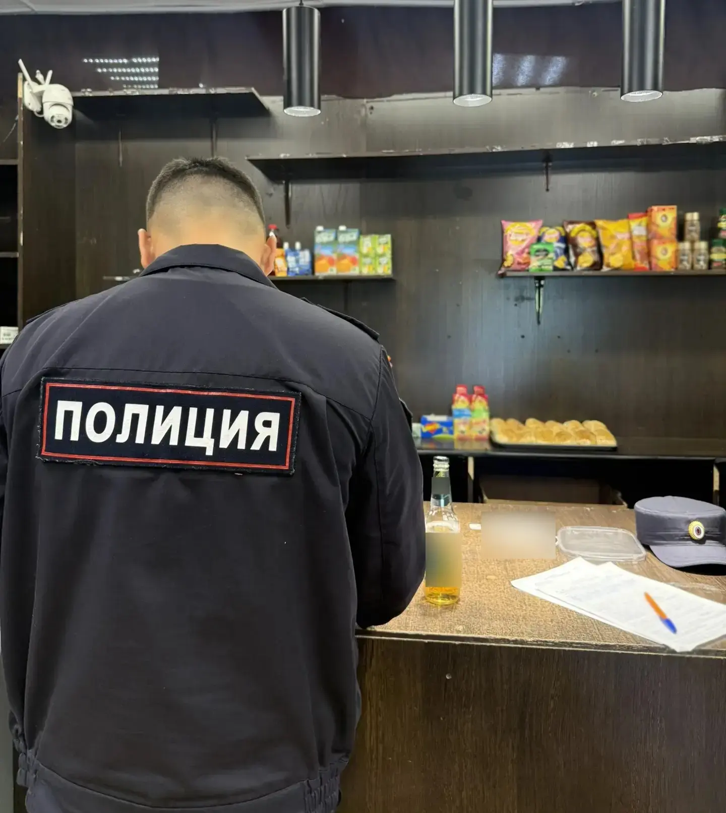 В с. Сосновка полицейские выявили факт продажи алкоголя несовершеннолетней девушке и изъяли из оборо