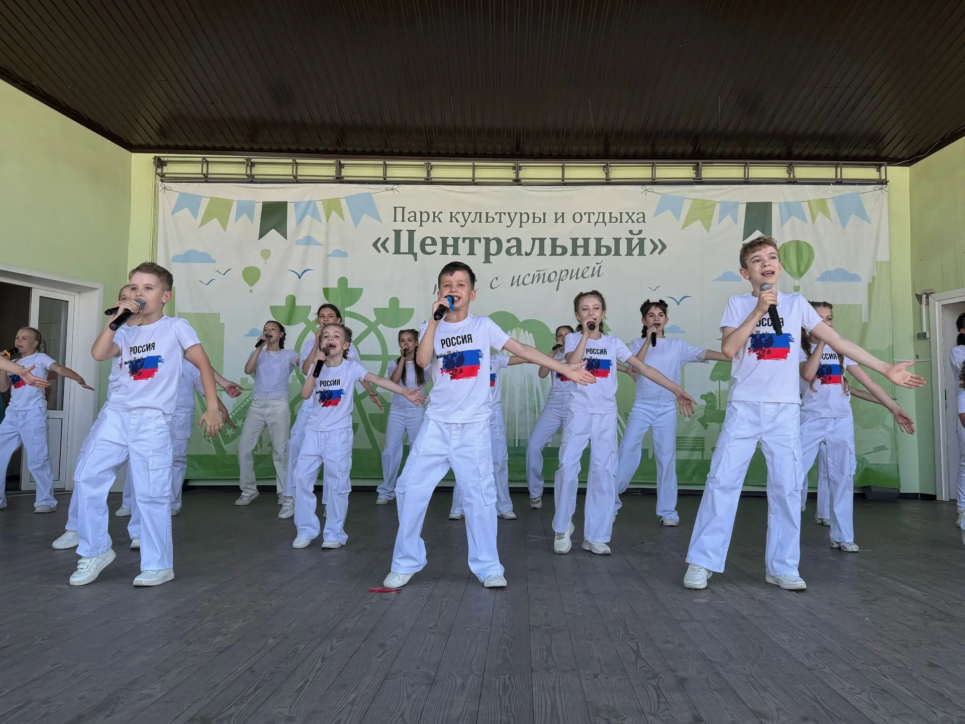 🇷🇺 «Вместе мы – Россия!»: В парке культуры и отдыха «Центральный» отпраздновали День России
 
12 и