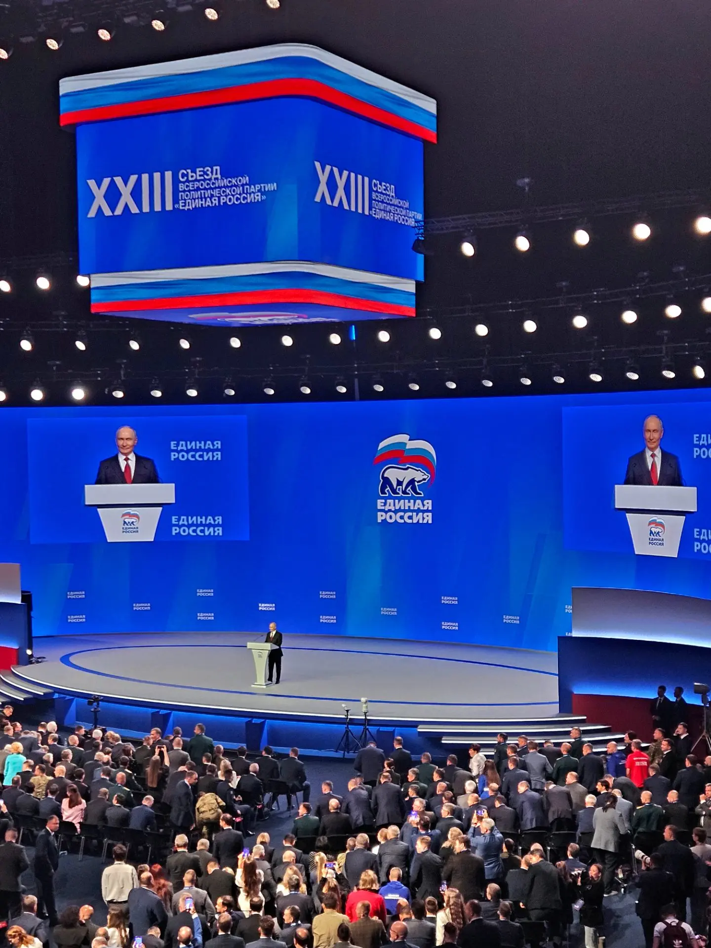 На съезде партии "Единая Россия" выступает Президент.
