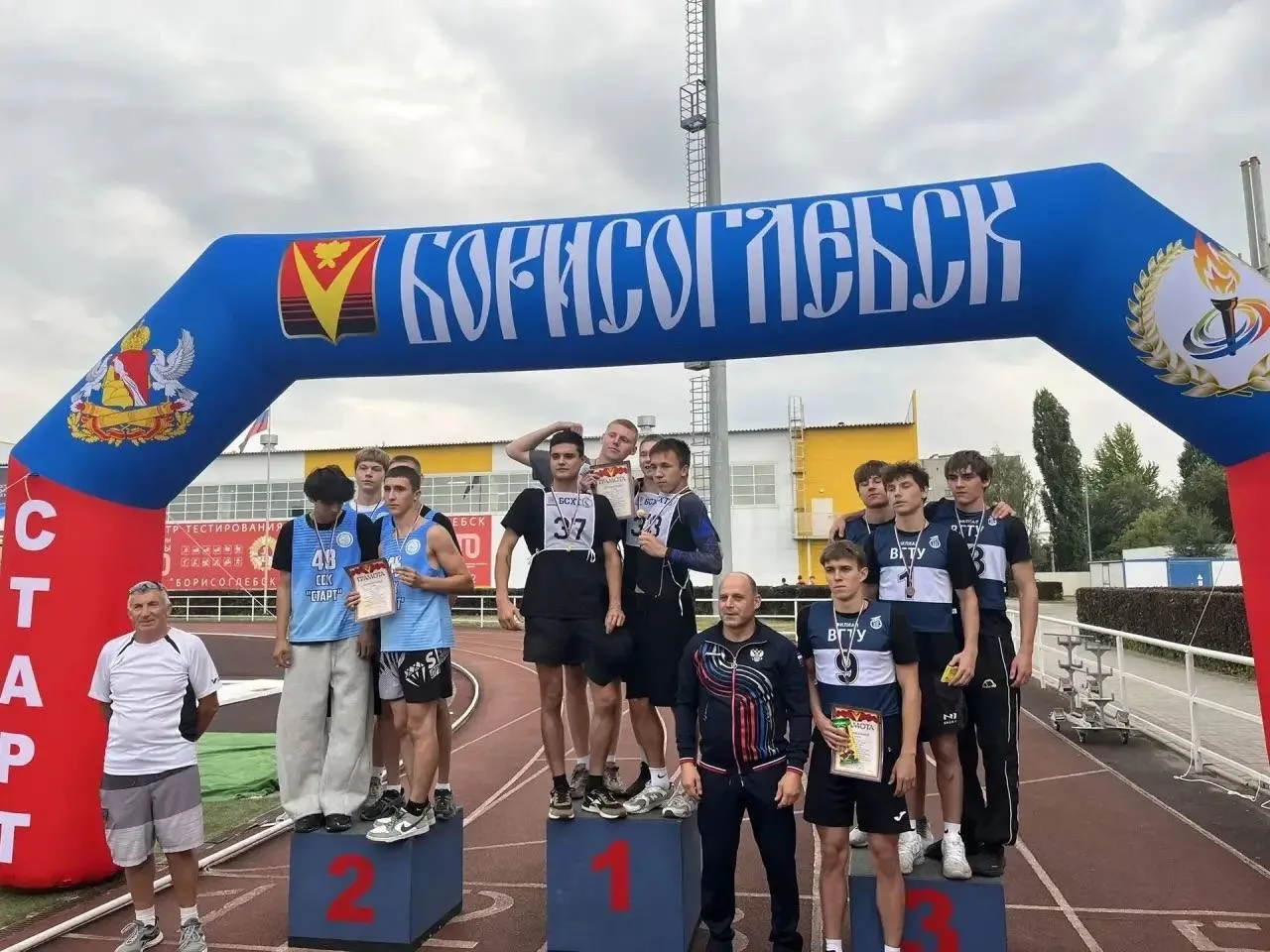 🏃 В Борисоглебске школьники и студенты соревновались в эстафетном беге.