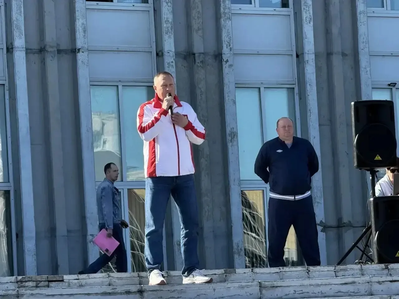 Новую рабочую неделю, а вместе с ней и лето, начали правильно — с утренней зарядки!