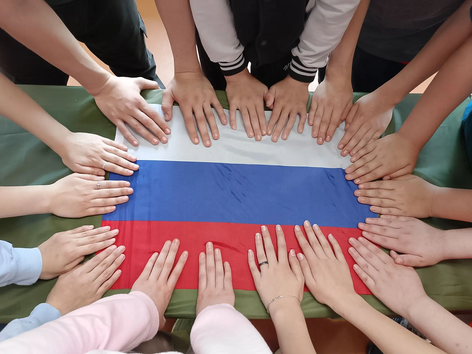 🇷🇺 В нашей школе в "Точке притяжения" прошла патриотическая программа «Мой флаг — моя...