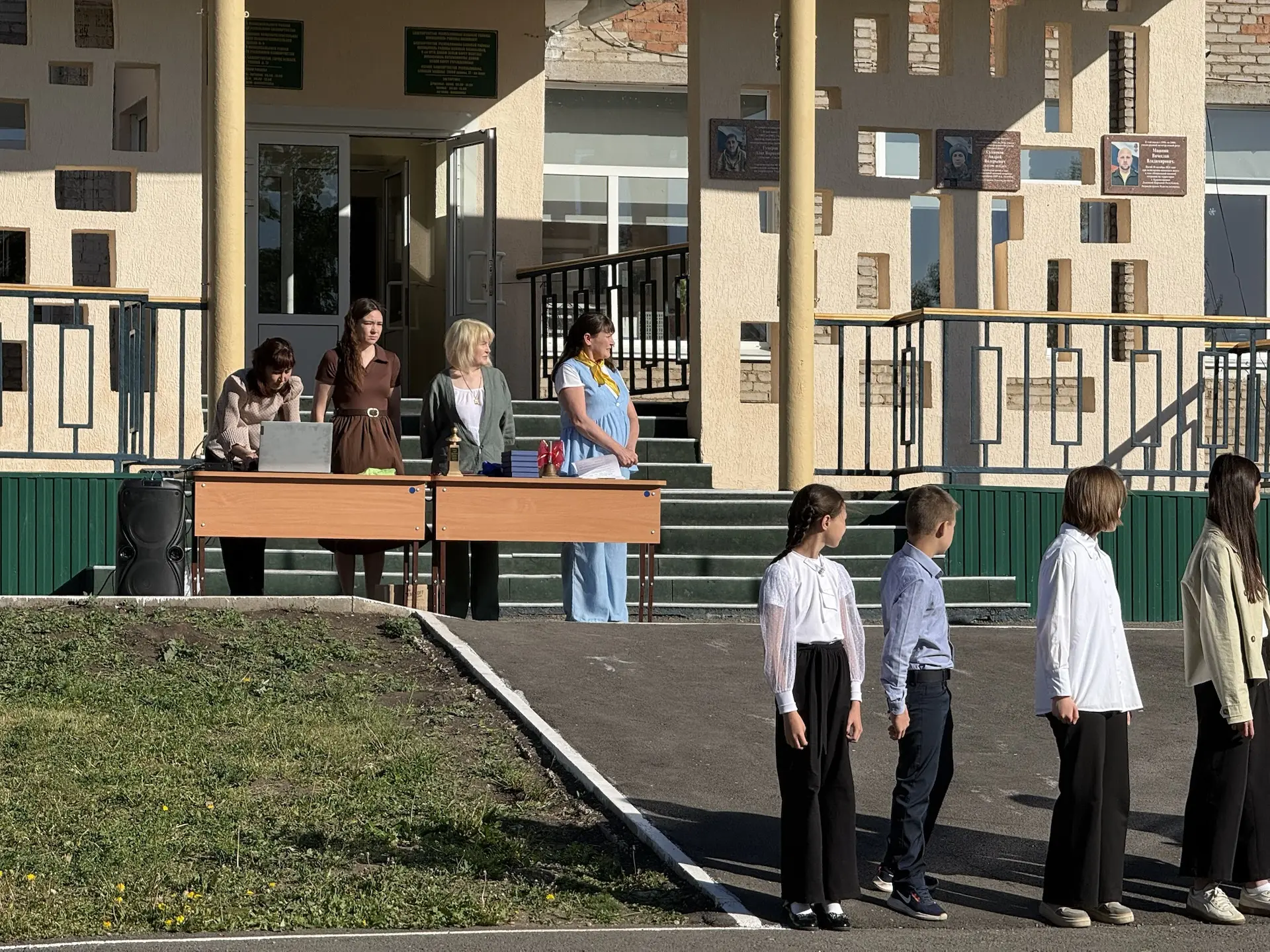 🏆 Успех начинается здесь!
Сегодня, 25 мая 2026 года, в МАОУ СОШ №8 прошла торжественная линейка, по