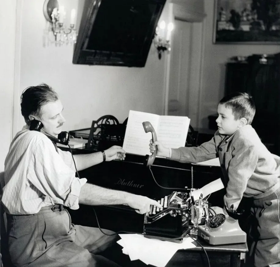 Писатель Сергей Михалков и его сын Никита, 1952 год.