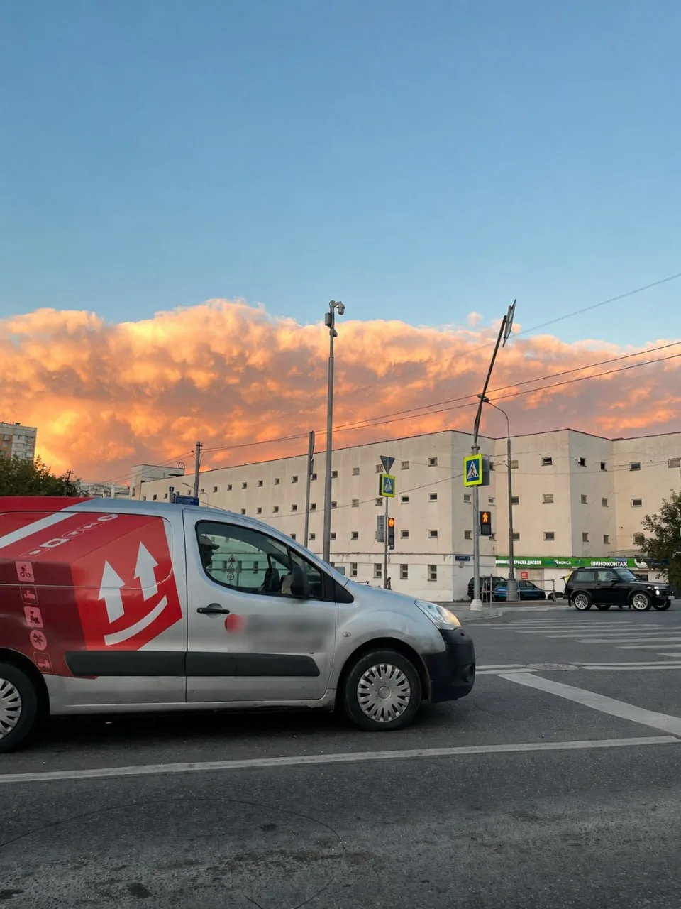 Невероятно красивый закат над районом 🌅