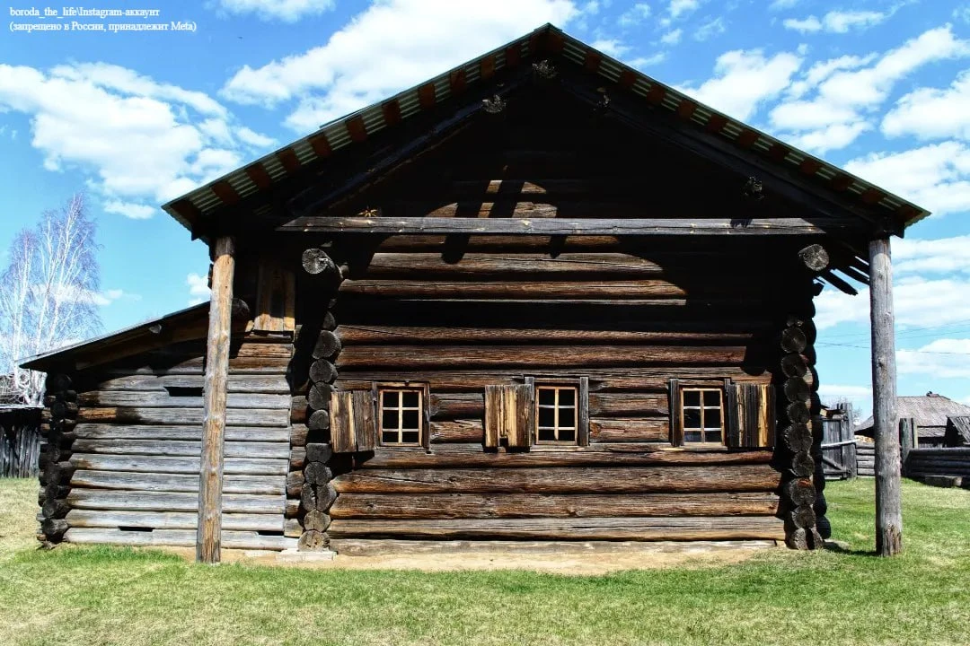 Изба бабы Кати 🏡  В окрестностях села Коптелово сохранилась настоящая изба XVII века. В отличие от м