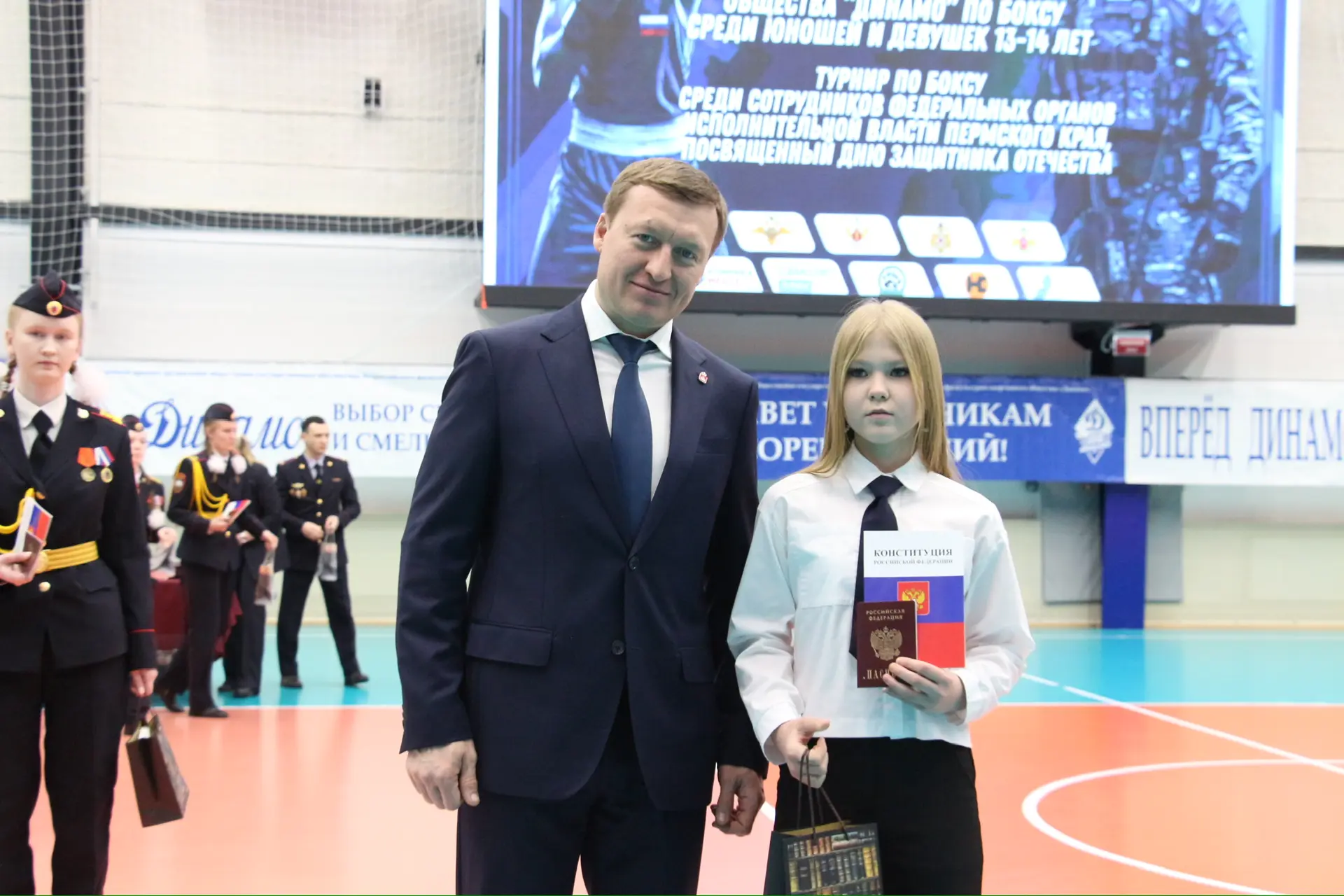 🇷🇺 Юношеские соревнования по боксу, вручение первых паспортов и присяга молодых сотрудников силовых 