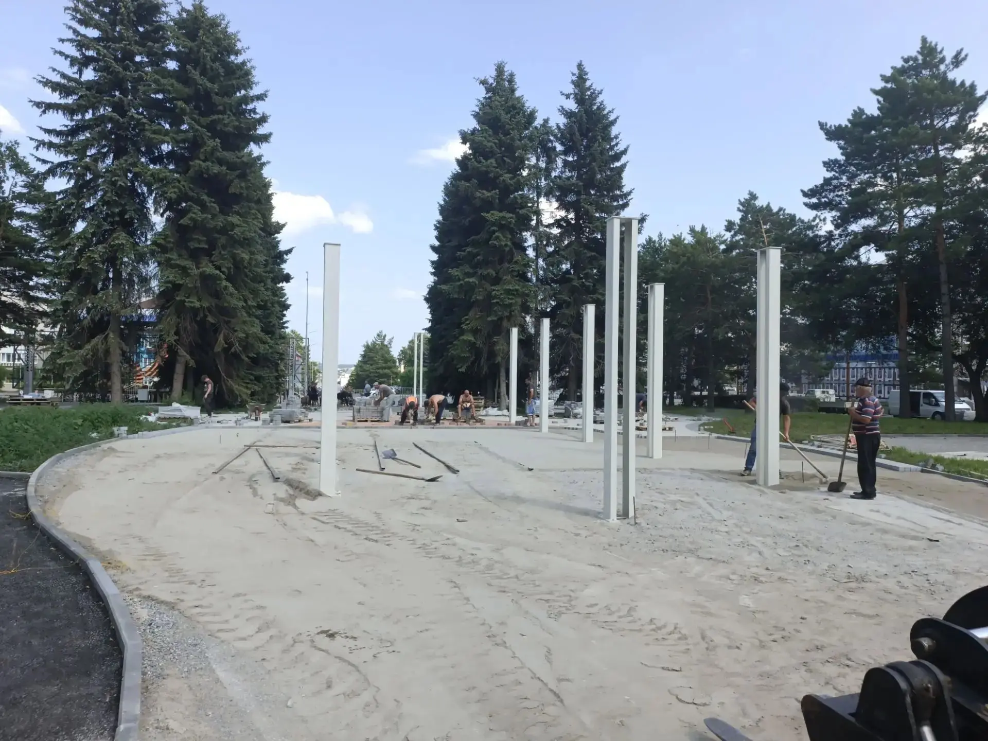 В Белове продолжается реновация Аллеи Юности. 

Пока позволяет погода, строители стараются как можно