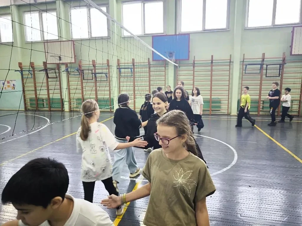 📅 20 февраля в нашей школе прошла товарищеская игра по Пионерболу между командами 5Э и 5Б, посвященн