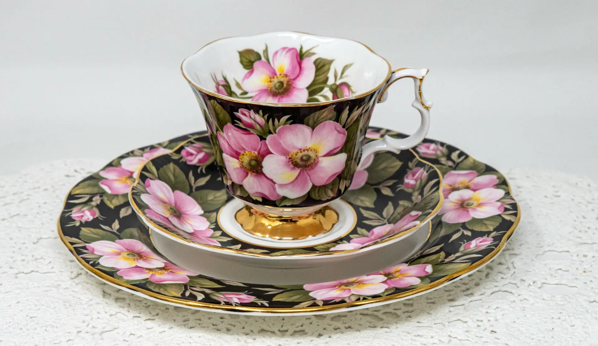 ▶️ Чайное трио Royal Albert, Англия

❁ «Серия "Флора": Роза Альберты» (Flora series: Alberta Rose)


