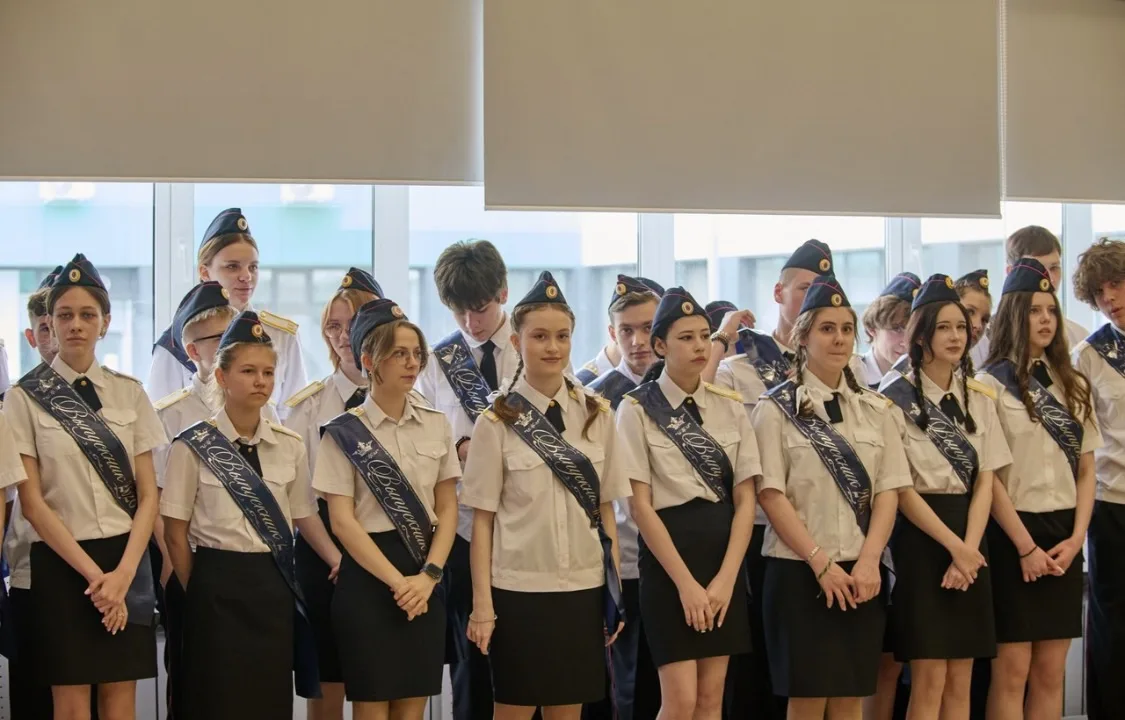 Сегодня в нашей школе прошла трогательная и немного волнительная торжественная линейка, посвященная 