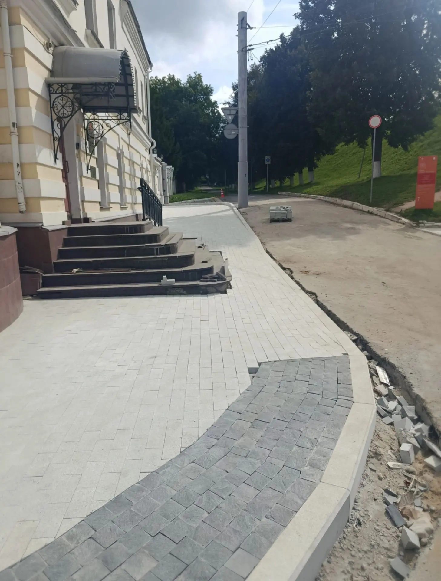 Новый тротуар в центре города. Какая красота то!!