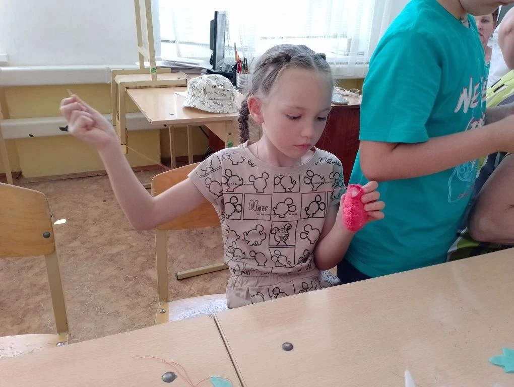 ✨ У нас на занятии: шьём клубнички в «Мастерской игрушек»