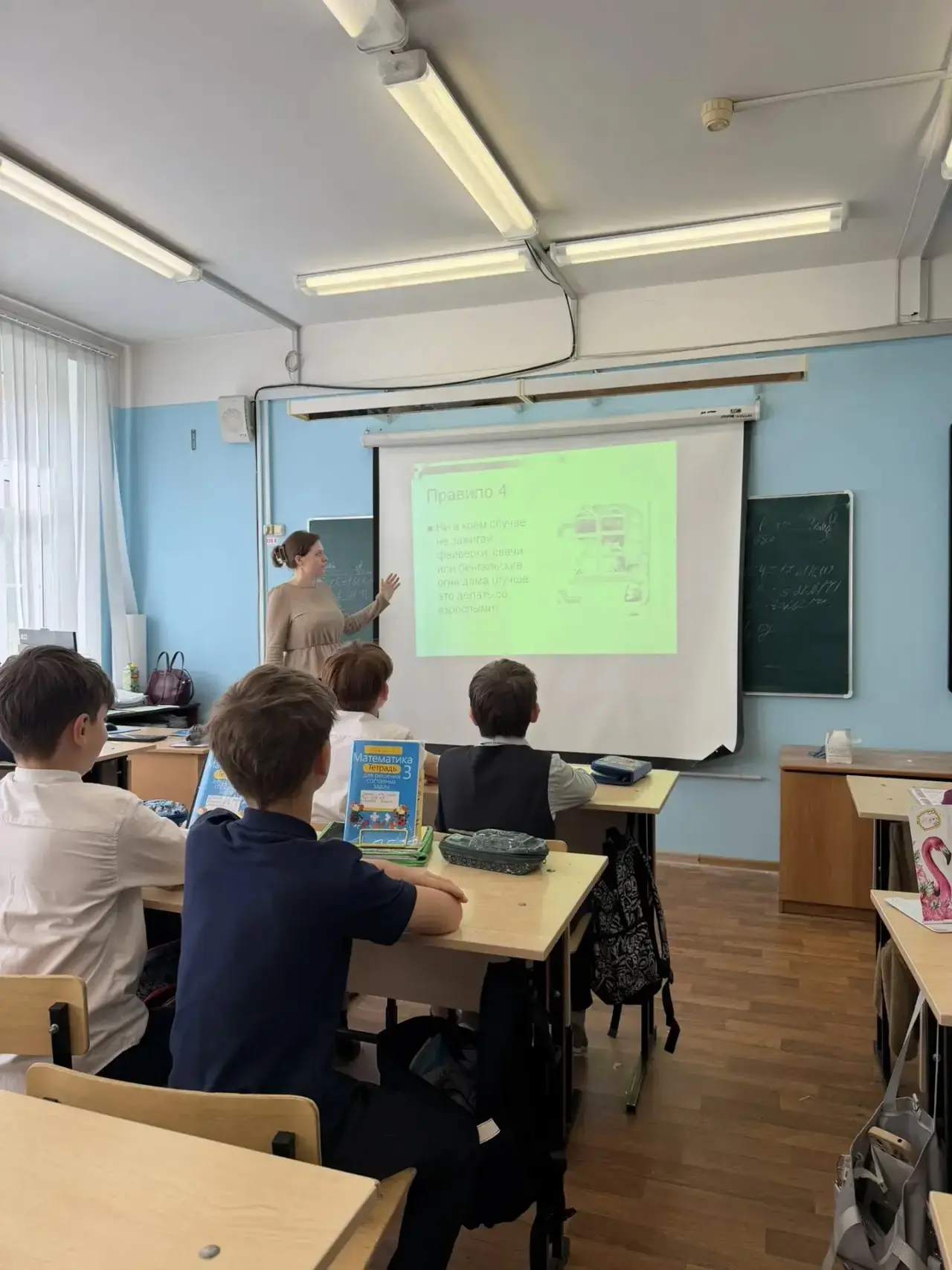 Накануне каникул во всех классах нашей школы прошли инструктажи по пожарной безопасности. Классные р