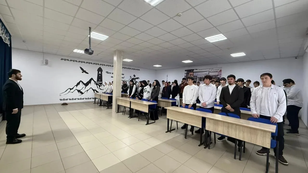 Утро понедельника новой учебной недели в колледже традиционно началось с торжественной линейки, цере