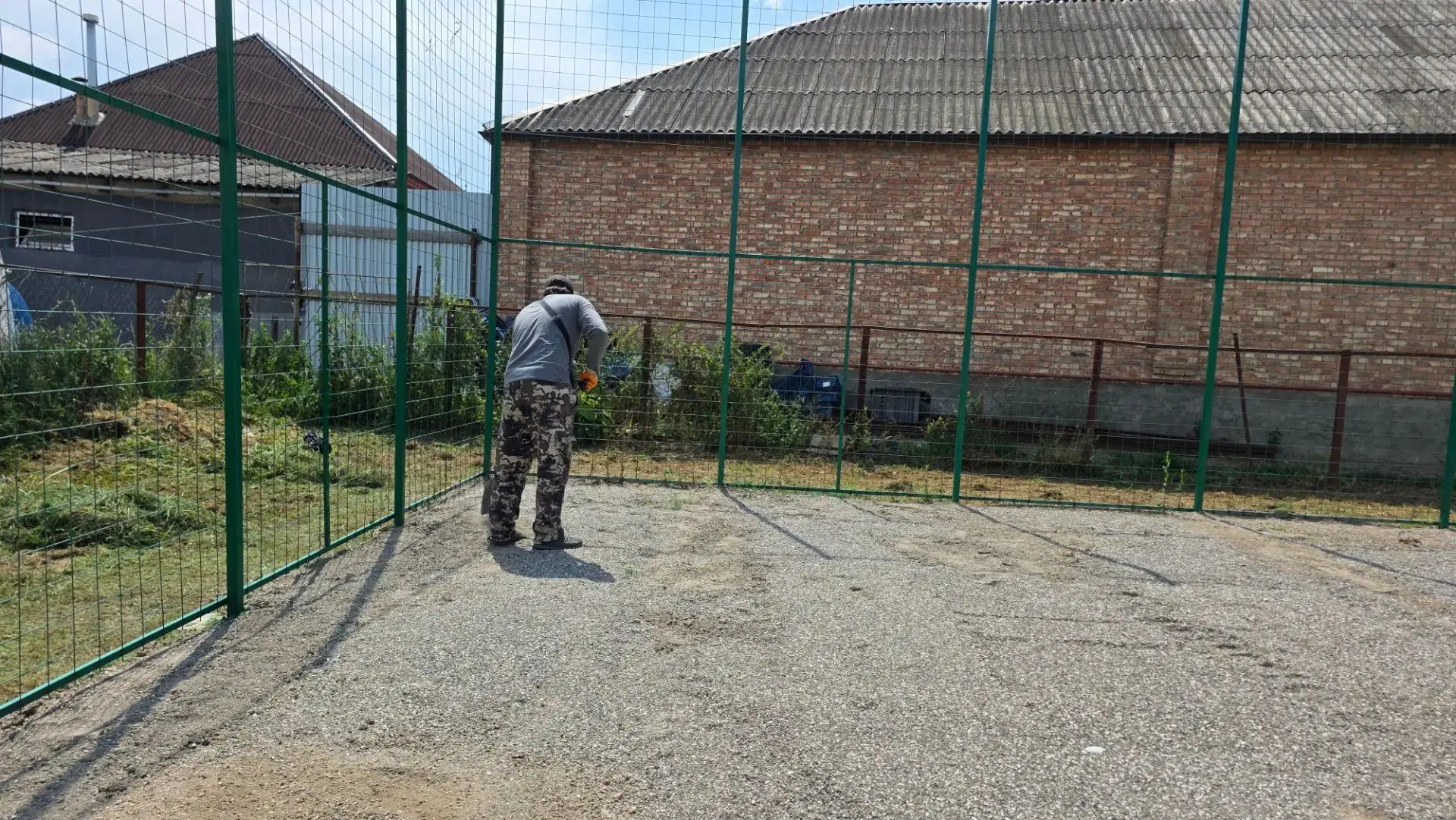 Субботник на территории школы продолжается.