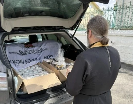 📌К празднику Светлой Пасхи волонтёры Аксайского района собрали и отправили гуманитарную помощь для у