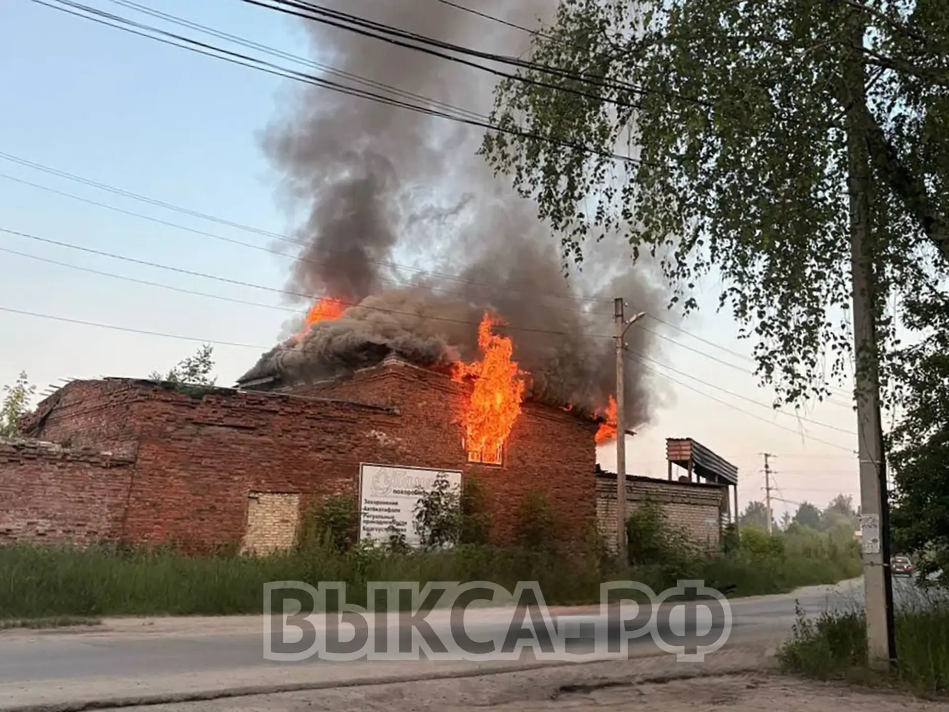 🔥 Вечером 10 июня зафиксировано возгорание в ветхом здании по адресу: переулок Крупской, дом 7. 

Н