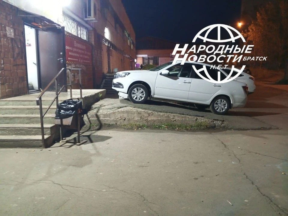 Водитель данного автомобиля забыл правила парковки на ул.Малышева 20 , перед магазином ...