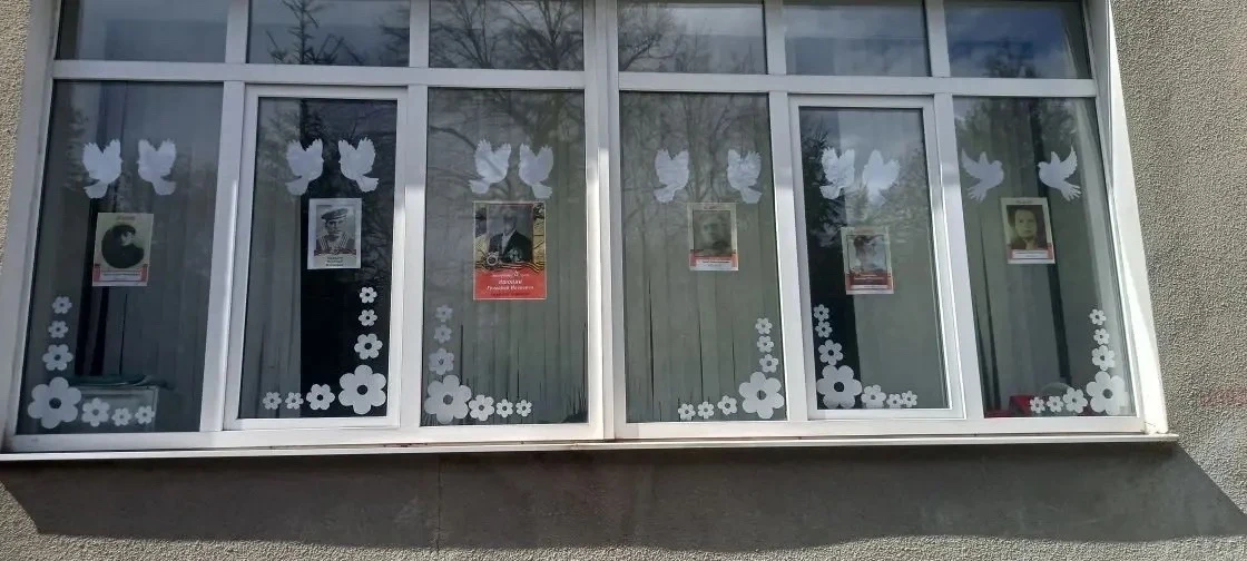 🕊️ Школа, полная памяти и гордости! 🕊️  Представьте: окна нашей школы теперь украшены белыми журавля