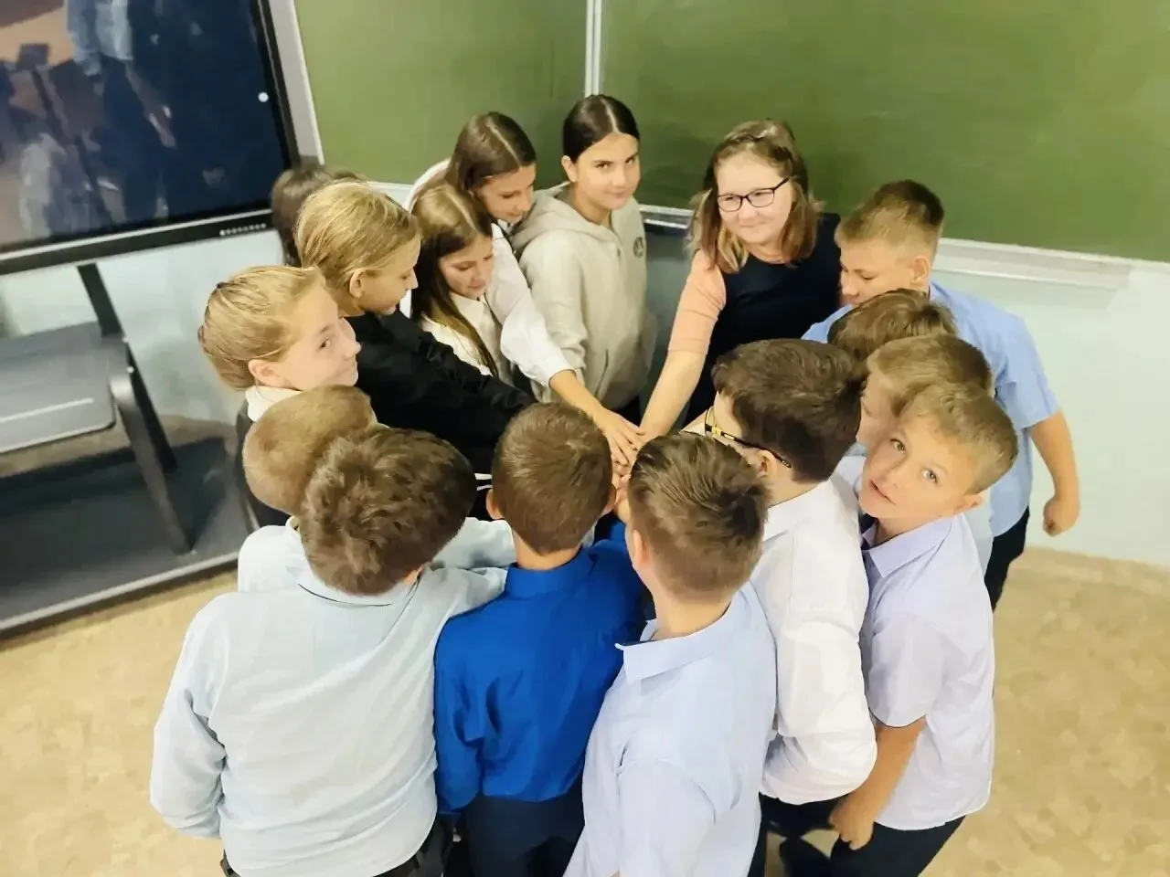 🌟 Традиции нашего класса 🌟  Ребята из 5 «Д» каждую неделю собираются на особый классный час. 📚 Его ц