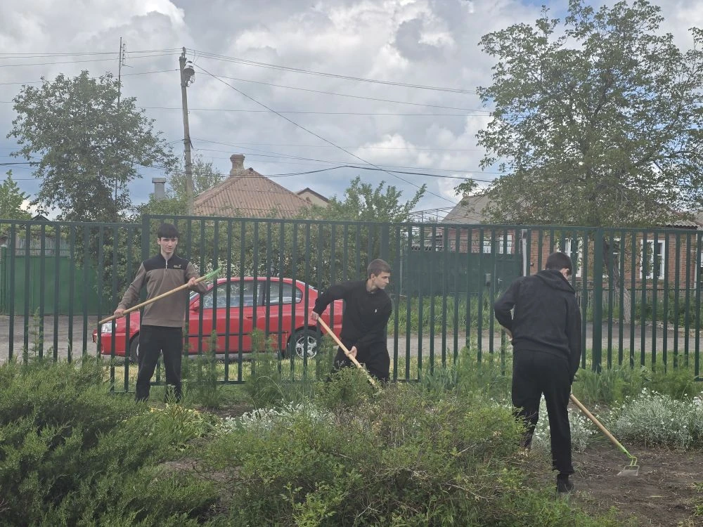 Сегодня активисты Движения Первых нашей школы дружно вышли на весенний субботник. Ребят...