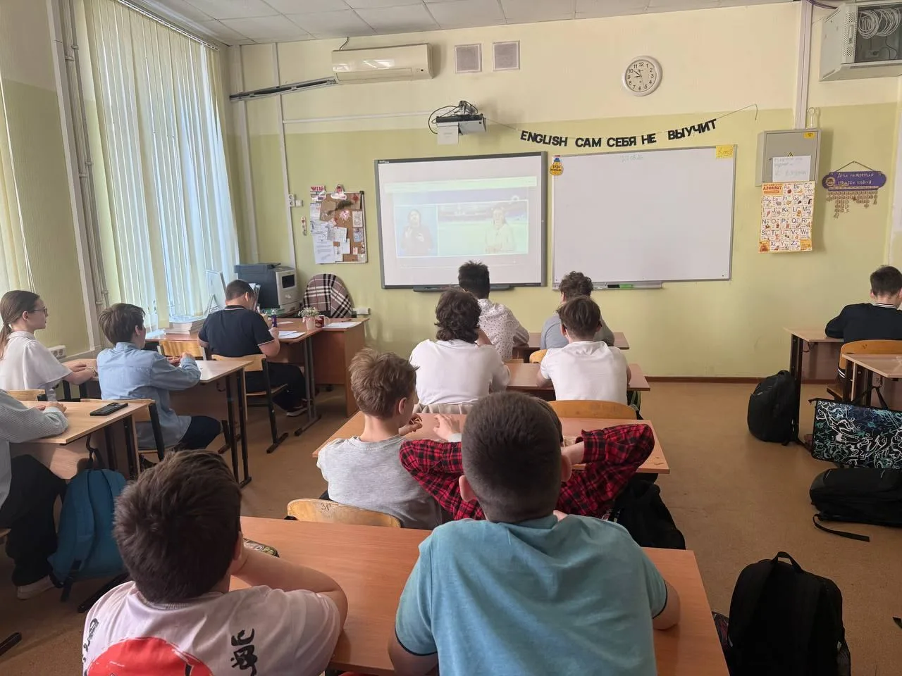 🚀 «Разговоры о важном»: 65 лет триумфа ко Дню космонавтики Сегодня в нашей школе прошли торжественны