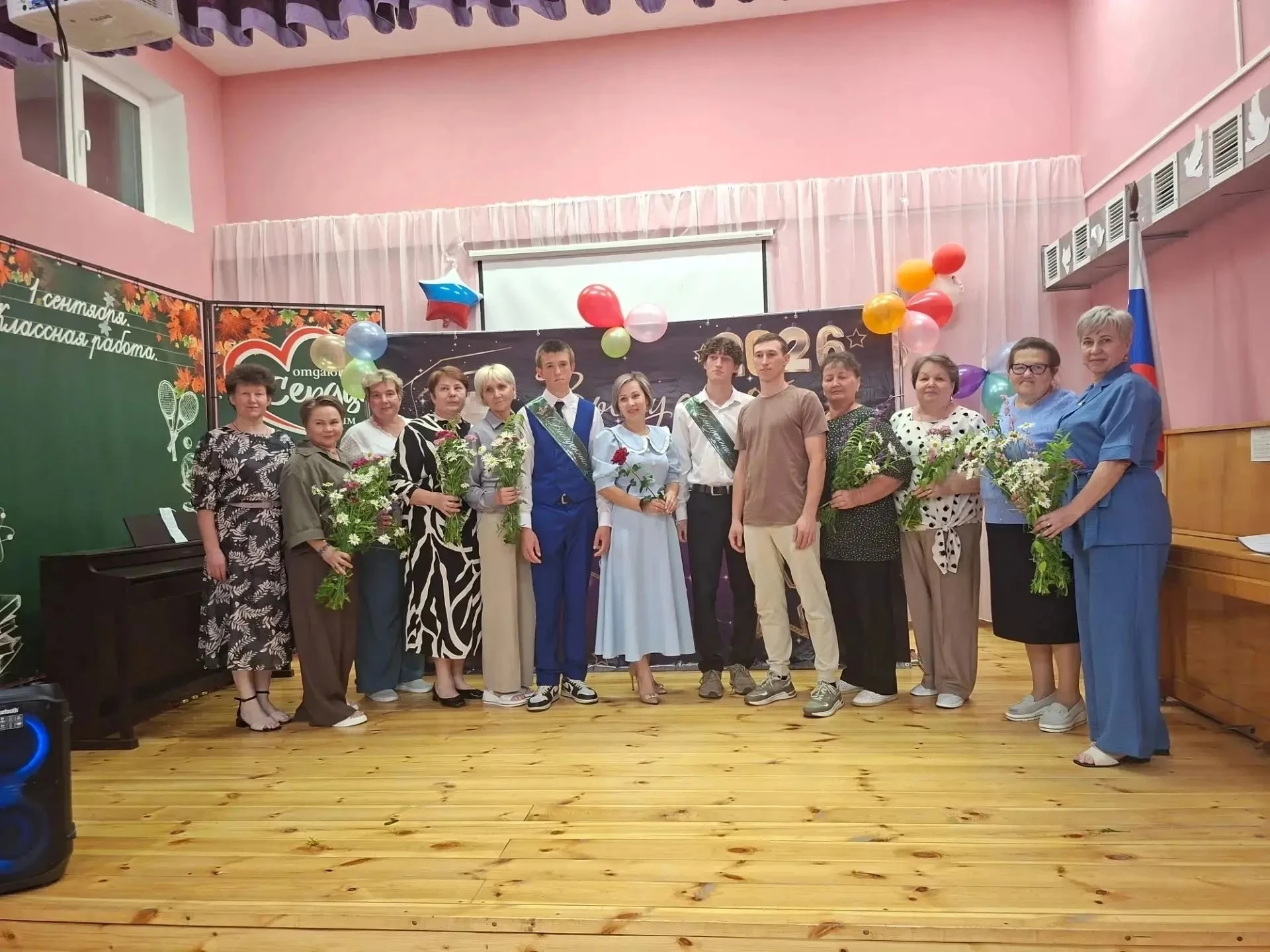 💥25 июня в нашей школе состоялось торжественное мероприятие, посвященное вручению аттестатов о сред