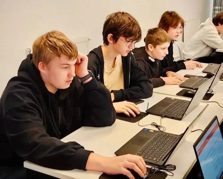 🖥 Кем быть после школы и как сделать правильный выбор?  Именно над этими вопросами задумались наши д