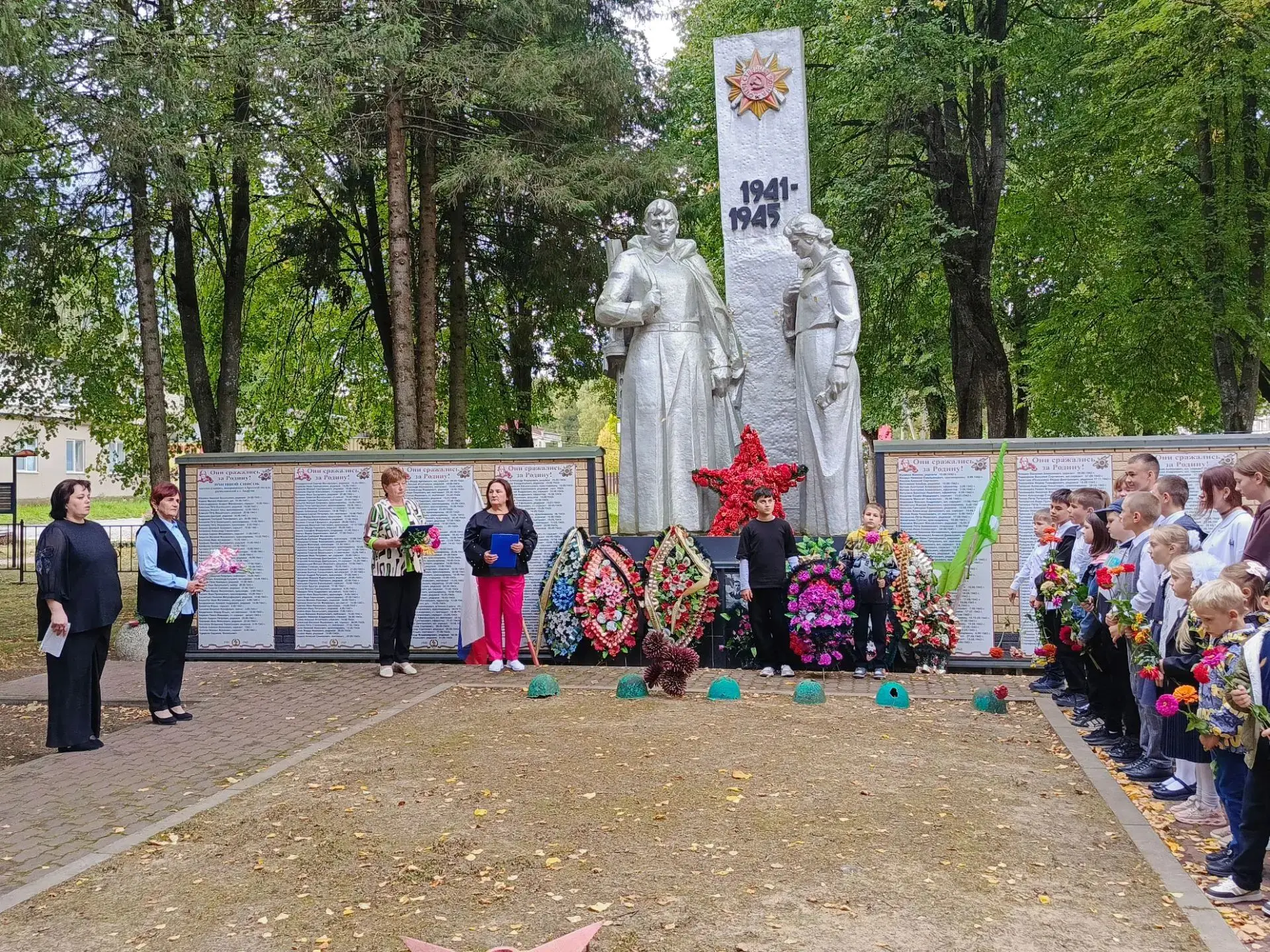 Сегодня на Братской могиле в селе Закрутое состоялся торжественный митинг, посвящённый ...
