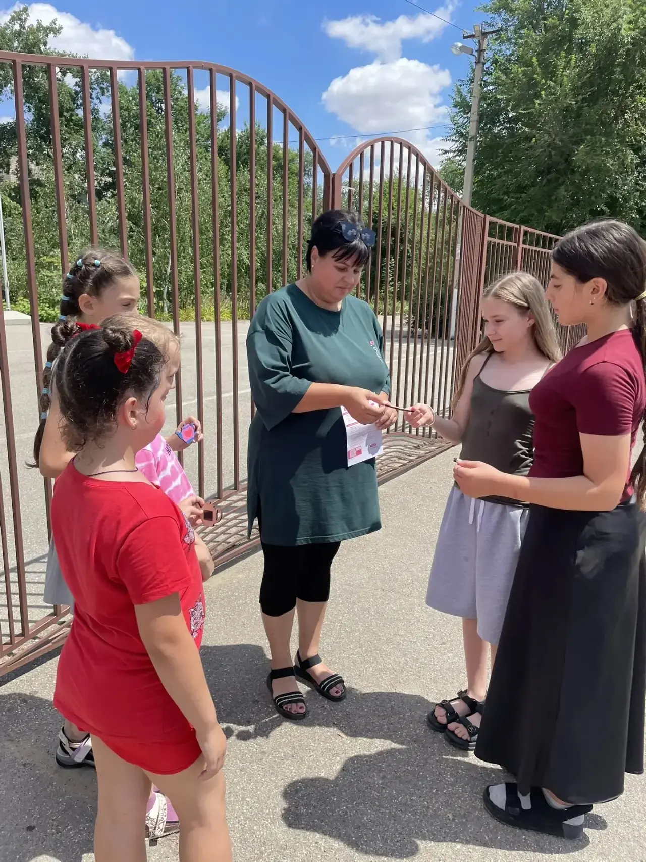 «Дарю тепло» — делимся добром с односельчанами! ☀️

Сегодня в нашем пришкольном лагере «Радужка» был