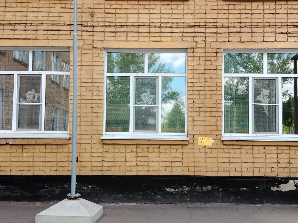 Всероссийская акция 'Окна Победы "  В преддверии Дня Победы активисты Движения Первых МБОУ СОШ 15 за
