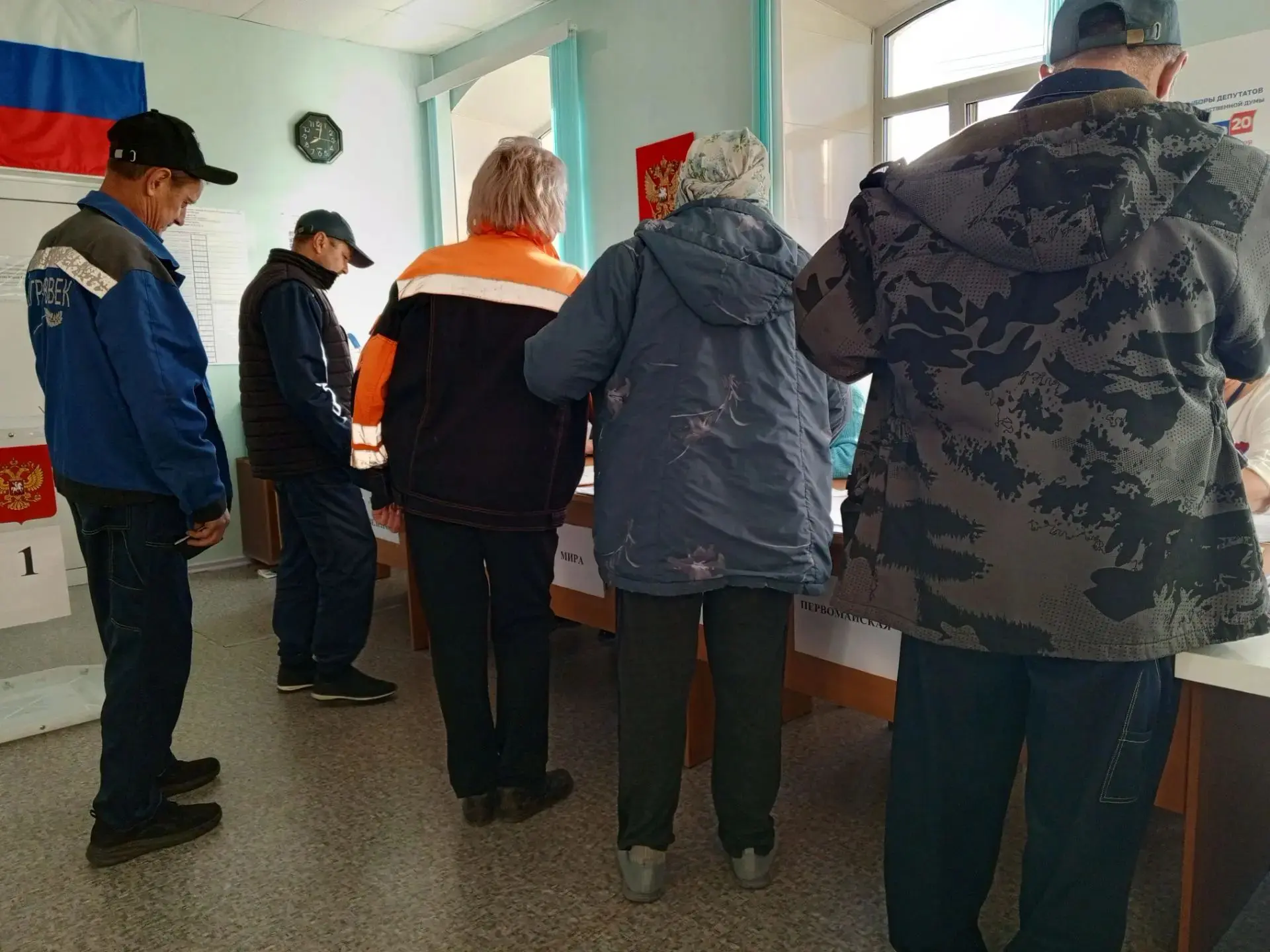 Жители села Великопетровка голосуют дружным коллективом