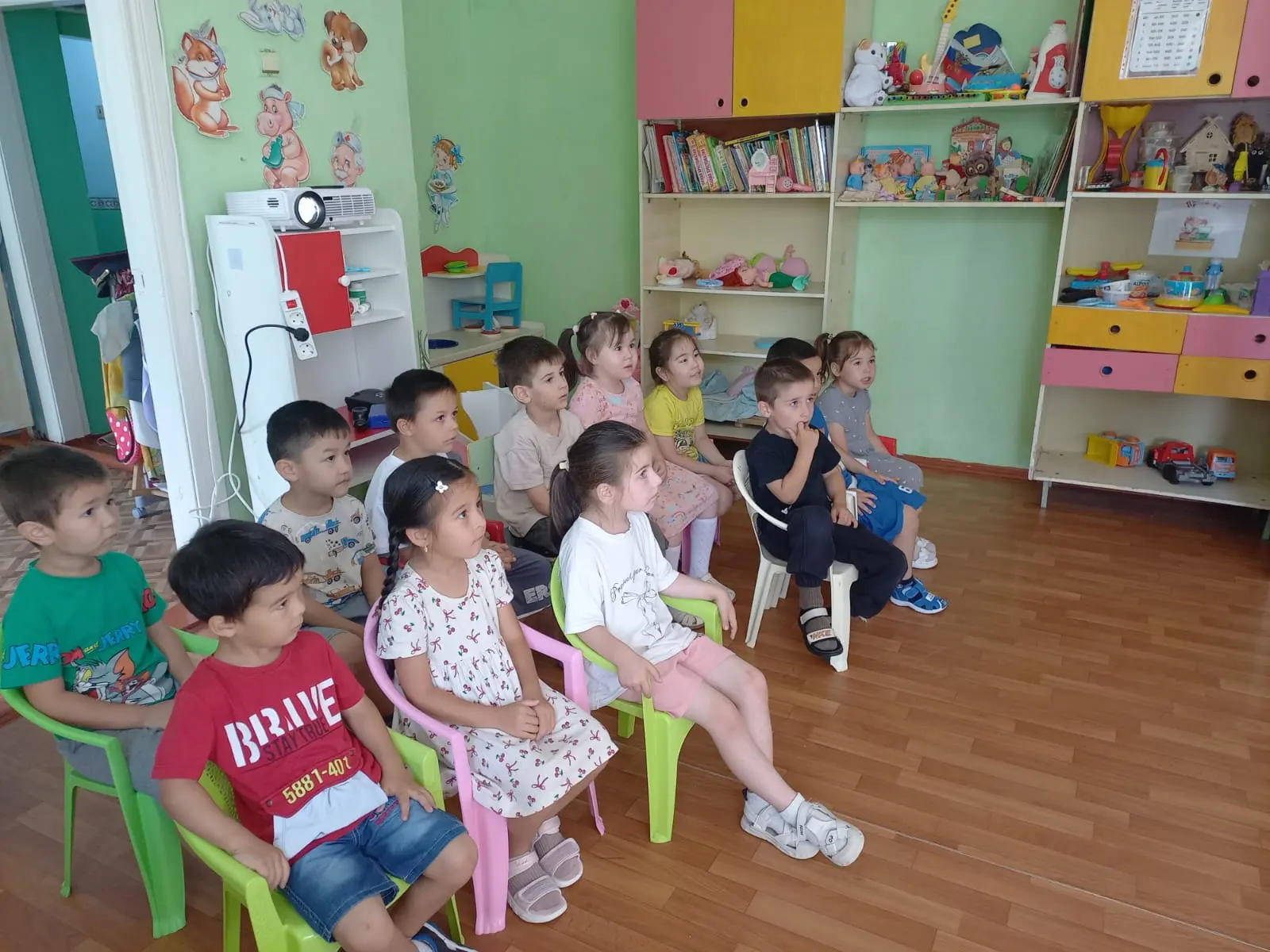 Во второй младшей группе «Почемучки» и «Ромашке» прошла беседа, посвящённая Дню семьи. В рамках темы