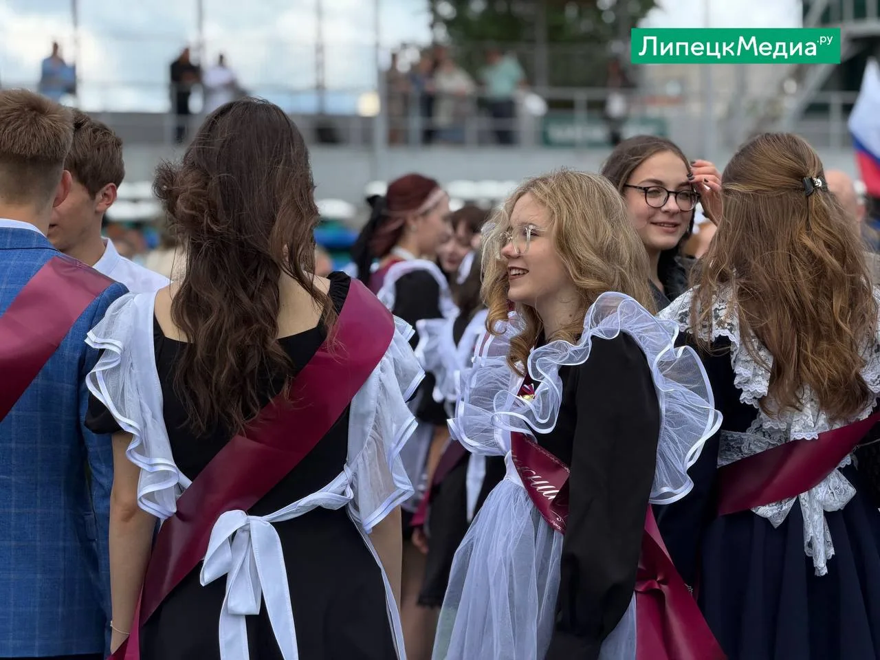 🎓 В Липецке стартовали последние звонки.  Сегодня у школ по всему городу собрались выпускники, учите