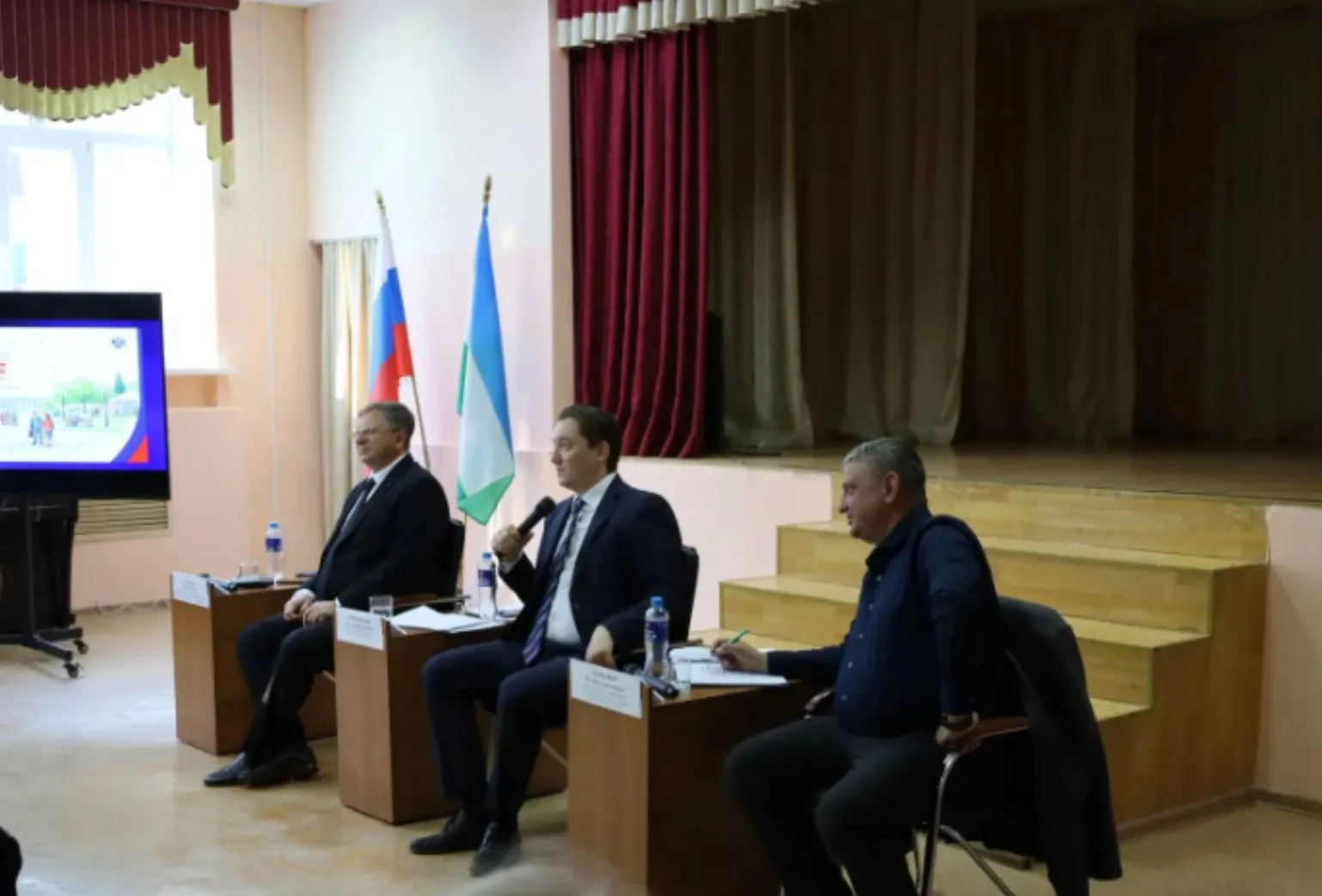 Провели приём граждан в Советском микрорайоне. Он прошел в лицее №3. Сначала рассказал ...