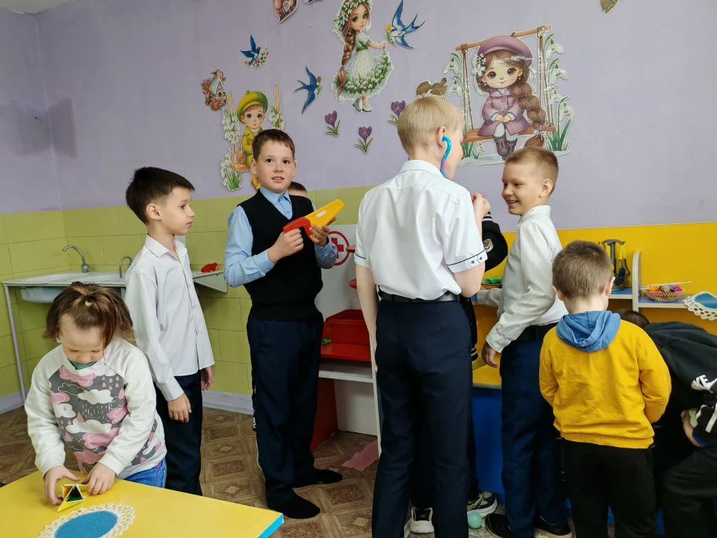 Советник директора по воспитанию Алена Валерьевна Лыкашева и учитель начальных классов ...