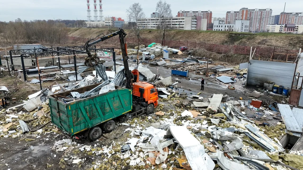 Более 70 несанкционированных объектов нестационарной торговли демонтировали с начала 2026 года  🚜 В 