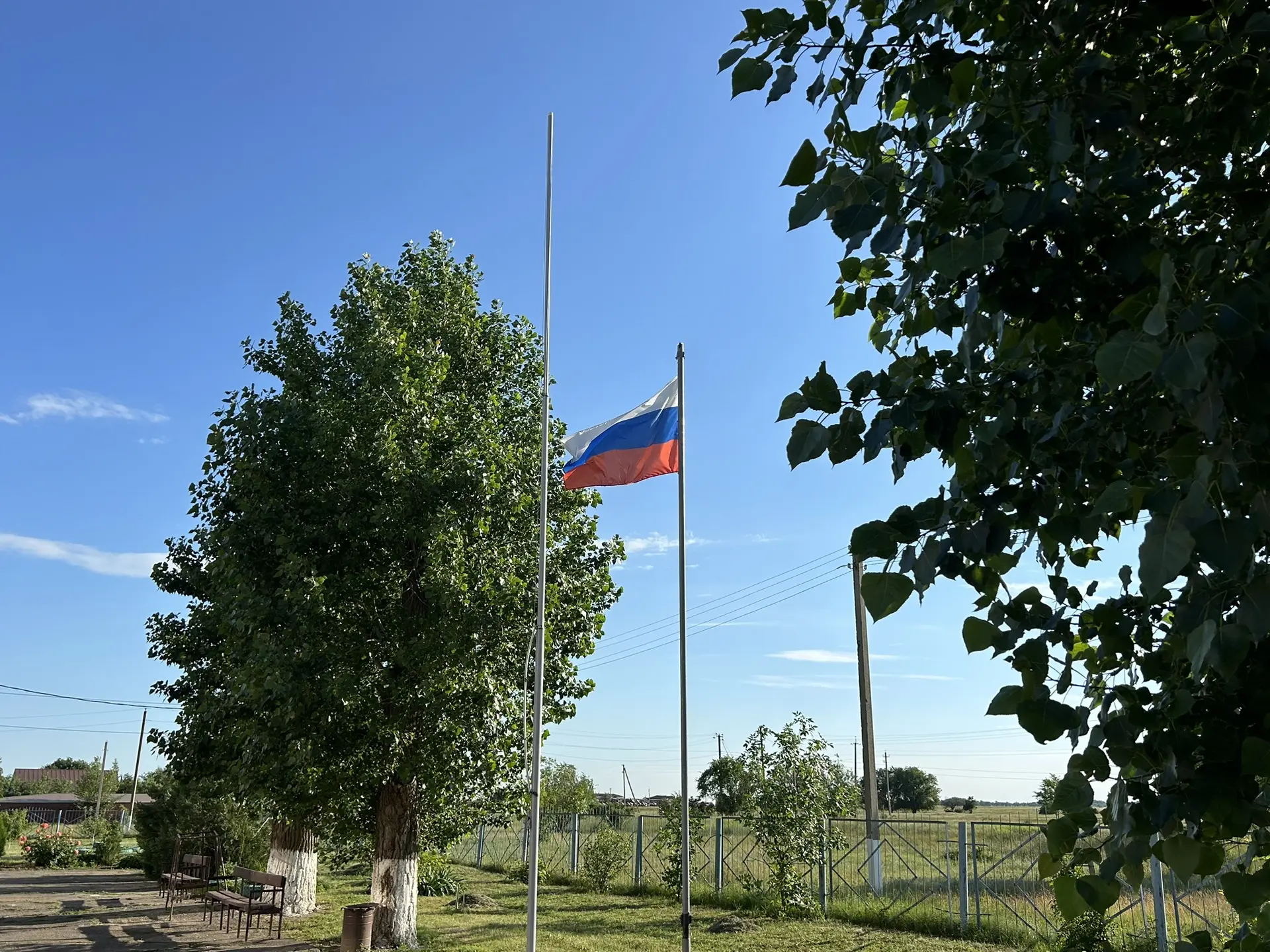 Всероссийская акция «Флаг во дворах» 🇷🇺

Наш МБУК КДЦ «Гашунский» с гордостью присоединился к Всер