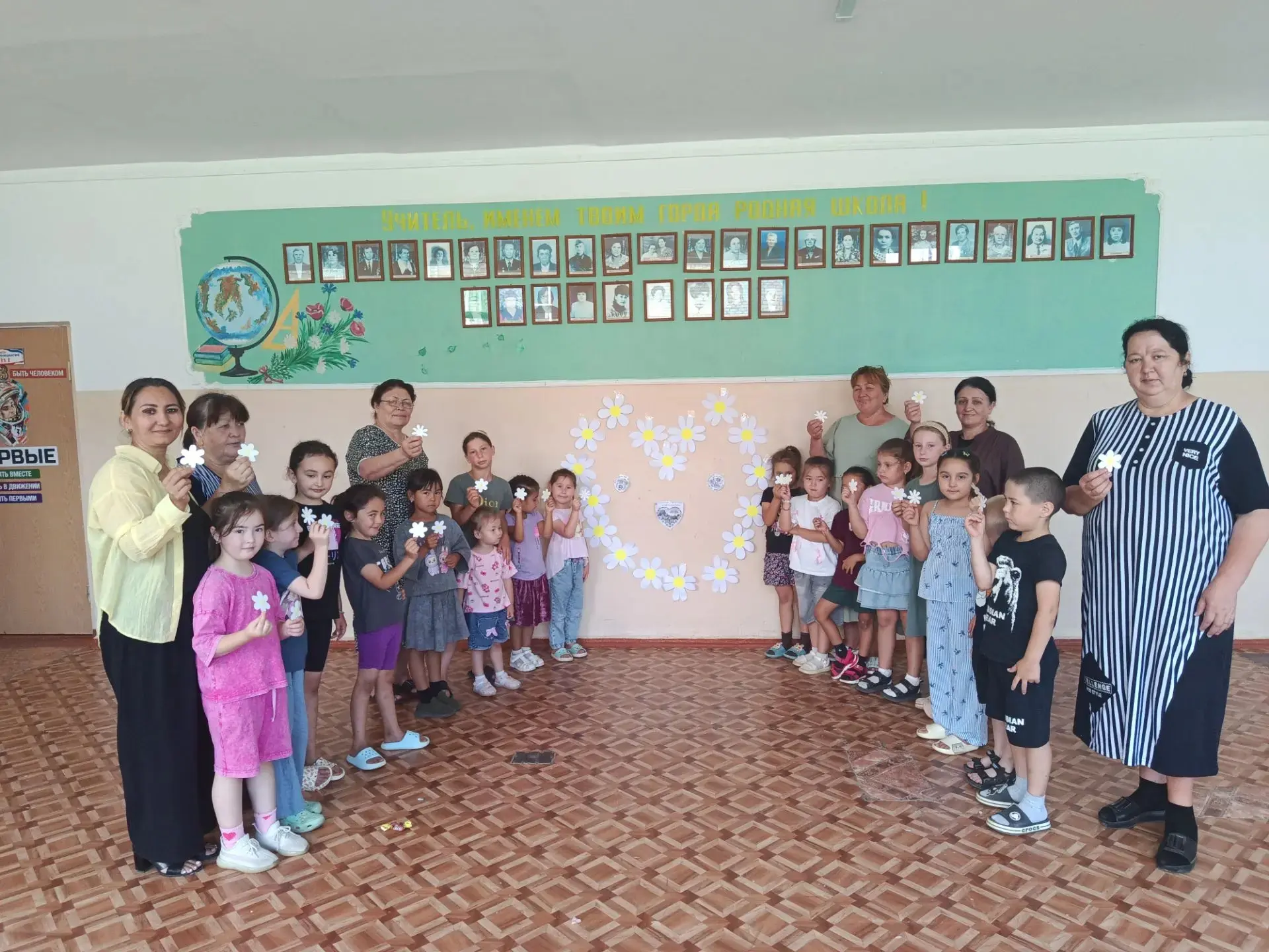 08 июля работники дома культуры с.Кара-Тюбе провели акцию "Подари Ромашку", посвящённая "Дню семьи, 